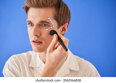 Male Beauty Blogger Showing How To Applying Blushes At His Chicks