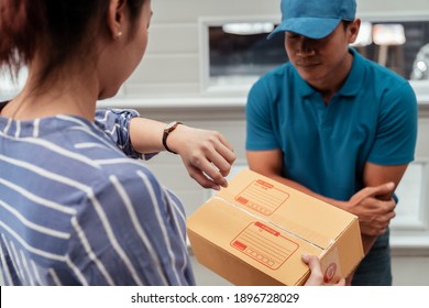 Male Delivery Making Apologize To Woman Customer About Late Delivery.