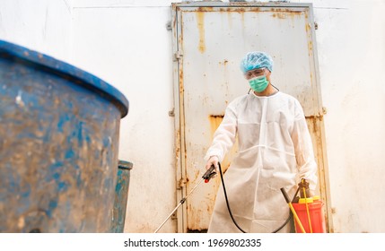 Male Employees Walk In Cleaning, Wear Ppe Uniforms And Protective Equipment For Preventive Work, Clean Up Spay, Disinfect, Litter Area, Residential Area Clean, Reduce COVID-19 Infection.