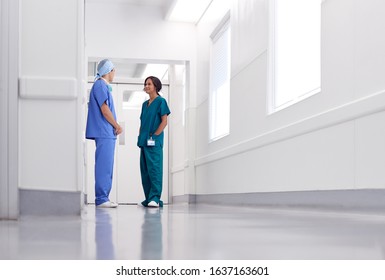 Männliche und weibliche Ärzte, die sich auf dem Krankenhauskorridor mit Krankenkrebs treffen