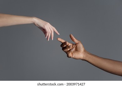 Männliche und weibliche Hände, die sich gegenseitig zuwenden, indem sie Adam-Zeichen kopieren.