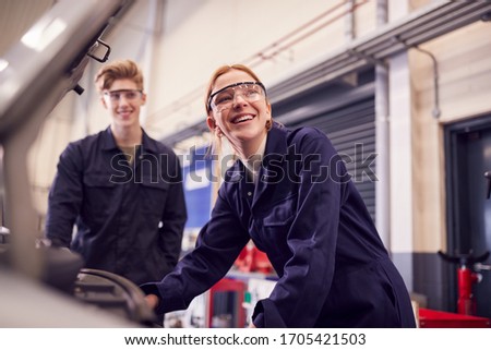 Male And Female Students Looking At Car Engine On Auto Mechanic Apprenticeship Course At College Foto d'archivio © 