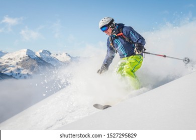 Männlicher Freeride-Skifahrer in den Bergen