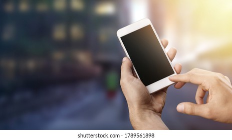 Männliche Hände mit Smartphone mit Blankobildschirm