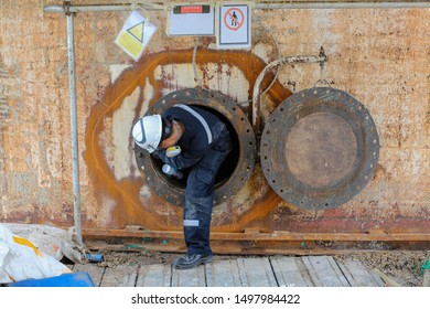 Male Into The Fuel Tank Oil Area Confined Space Safety Blower Fresh Air