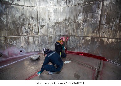 Male Into Work Inspection Process Chemical Color Paint  Weld Cleaning Red At The With Stainless Steel Tanks The Area Confined Space