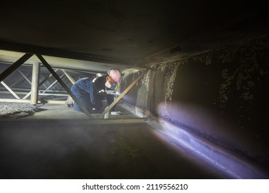 Male Into Work Inspection Weld Of Pontoon Roof Deck Tank Spay White Developer At The With Carbon Steel Tanks The Area Confined Space.