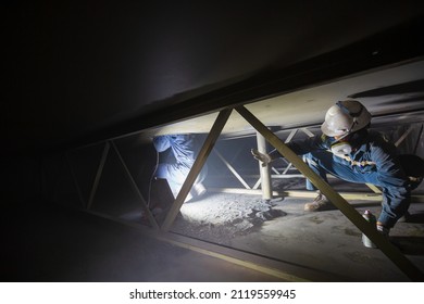 Male Into Work Inspection Weld Of Pontoon Roof Deck Tank Spay White Developer At The With Carbon Steel Tanks The Area Confined Space.