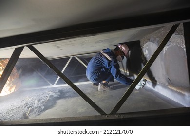 Male Into Work Inspection Weld Of Pontoon Roof Deck Tank Spay White Developer At The With Carbon Steel Tanks The Area Confined Space.