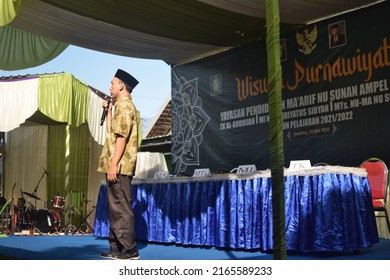 A Male Islamic Teacher Gives A Speech At The Graduation Ceremony, Pasuruan, Indonesia, 23 May 2022