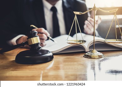 Rechtsanwalt oder Richter, die mit Vertragsunterlagen, Rechtsbüchern und Holzklammer arbeiten, im Gerichtssaal, Rechtsanwälte in der Rechtsanwaltskanzlei, Rechtsanwälte und Rechtsberatung.