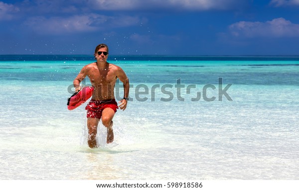 Salvavidas Hombres En Aguas Turquesa Foto De Stock Editar Ahora