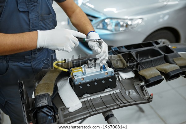 Male mechanic fixes\
problem, car service
