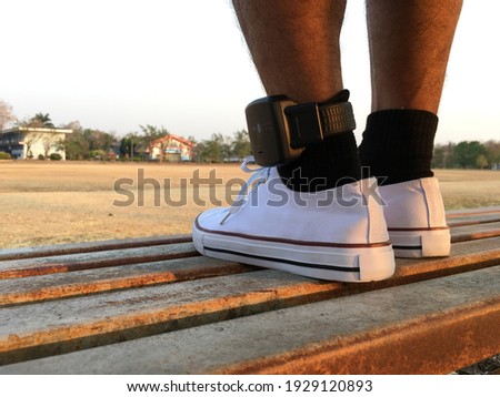 Male prisoners attached to an Electronic Monitoring (EM) ankle were approved for release from prison. Put on white shoes Come exercise out doors.
