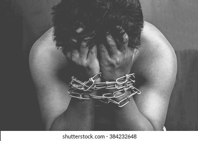 male prisoners are being Interpreting at the wrist chains are strain - tone black and white