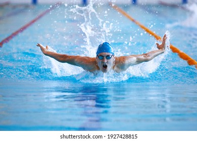 männlicher professioneller Schwimmer im Schwimmbad