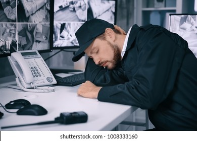 Guardia Dormido Imagenes Fotos De Stock Y Vectores Shutterstock