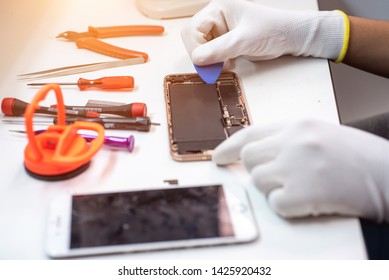 Male technician Change the battery smartphone