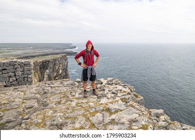 el turista masculino posa