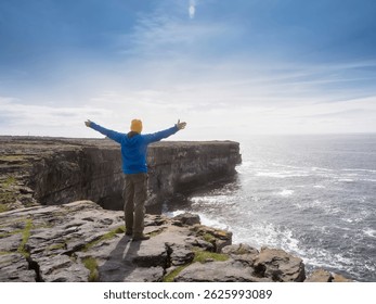 Turista masculino con sombrero