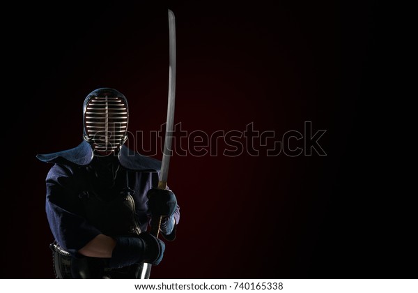 剣道の伝統的な武士刀の刀を持つ男性 スタジオで撮影 白黒の背景に の写真素材 今すぐ編集
