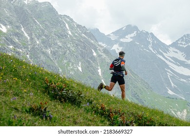 male trail runner running ultramarathon race