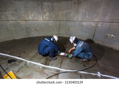 Male Worker Inspection Vacuum Test Bottom Stock Photo 2135403129 ...