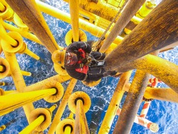 男工绳检查厚度海上钻黄油天然气生产石油管道。