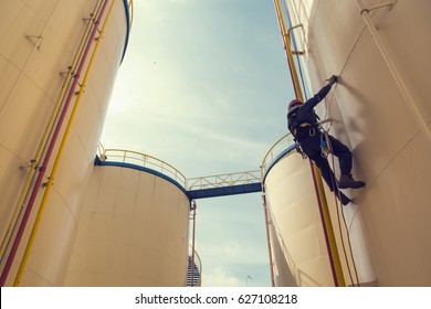 Male Worker Rope Access  Inspection Of Thickness Storage Tank Industry.