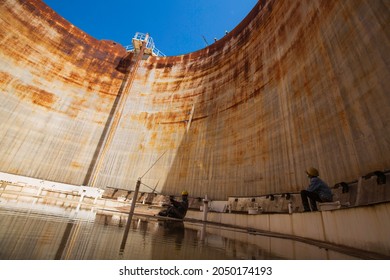 Male Worker Rope Hoist-up Plate Installation Of The Inside Of The Storage Tank With Floating Roof Water.