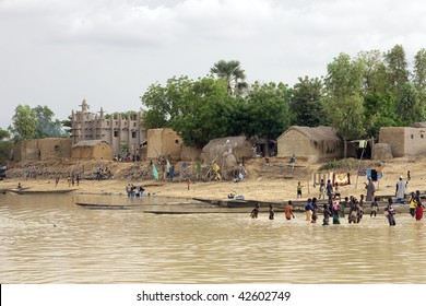MALI - AUGUST 16: Bozo ethnic village, the village life revolves around the Niger River, its source of funds, August 16, 2009 in Mopti, Mali