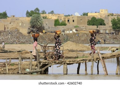 MALI - AUGUST 16: Women carrying cargo, the port of Mopti is the most important country in freight, August 16, 2009 in Mopti, Mali