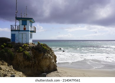 Malibu Beach House With Waves In The Back 