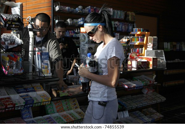 MALIBU - FEB 4: Katie Price fills up her car with
gas and gets a few soft drinks for her friends in Malibu,
California on February 4,
2009.