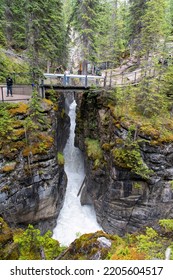 Maligne Canyon, AB, Canada-Aug2022; Vertical View Of The Bridge Over The River With Various Bedrock Layers, A Slot Canyon In Jasper National Park  Which Has Eroded Out Of The Palliser Formation