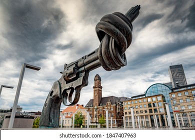 MALMO, SWEDEN - AUGUST 21, 2020: The Knotted Gun, Is A Bronze Sculpture By Swedish Artist Carl Fredrik Reuterswärd Of An Oversized Colt Python .357 Magnum Revolver With Its Muzzle Tied In A Knot.