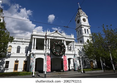 Malvern, Victoria, Australia - November 29 2021: Malvern Town Hall, On Glenferrie Rd In The City Of Stonnington, Covered With Christmas Decorations On A Bright And Sunny Day