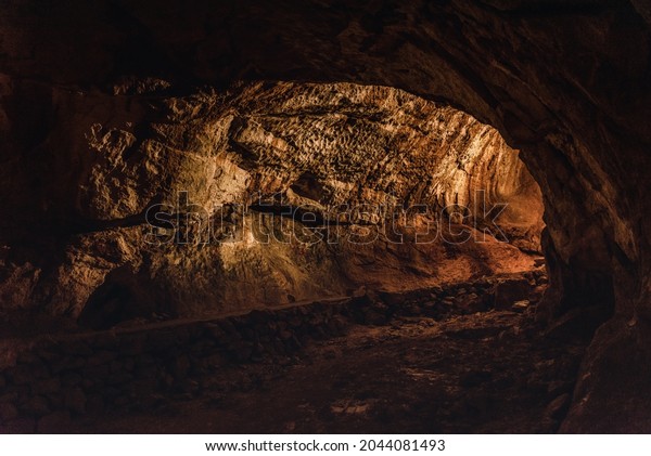 Mammut Cave\
Cave\
labyrinth of superlatives\
The endless expanse of the Dachstein\
massif from inside, the giant Mammut Cave is one of the largest\
karst caves in the\
world.