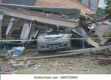 MAMUJU, INDONESIA, 19 JANUARY 2021. The Car Was Hit By A Building That Collapsed Due To The Earthquake.