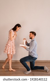 Man asking woman to become his wife