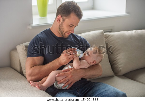 Un Homme Avec Bebe Jeune Homme Photo De Stock Modifiable