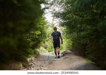 Similar – Foto Bild Junger Mann, der während des Trainings im Wald im Freien läuft.