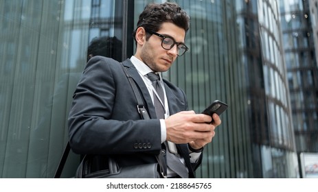 13,353 Banker On Phone Images, Stock Photos & Vectors | Shutterstock