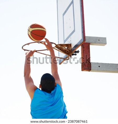 Similar – Foto Bild Junger männlicher Teenager spielt Basketball auf einem Platz im Freien.