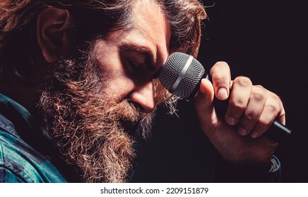 Hombre con barba sosteniendo