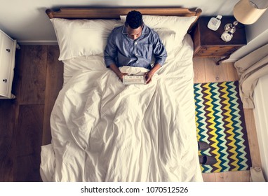 Hombre en la cama