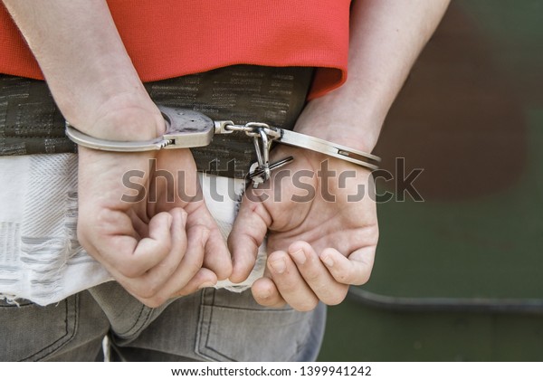 逮捕され手錠をかけられた男 警察 拘禁 犯罪のコンセプト の写真素材 今すぐ編集