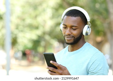 104 Black Man Watching Tv With Headphones Images, Stock Photos ...