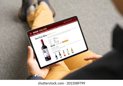 Mann, der online Wein sucht und kauft