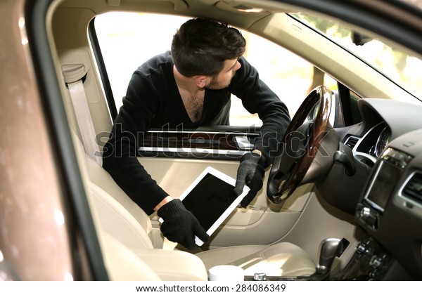 Man burglar steals the\
tablet of car